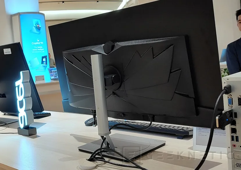 Geeknétique Le procréator ACER PE320QK X est positionné comme le fer de lance dans les moniteurs Acer QD-OSE pour les créateurs. 3