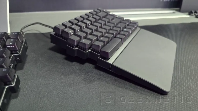 Geeknetic Asus présente le clavier Rog Falcata qui vous permet d'être divisé par moitié et a des commutateurs avec un lecteur personnalisable 2