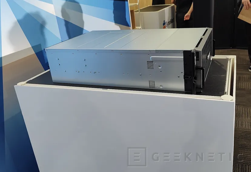 Geeknetic Le nouveau PAS7700 Synology élève la gamme haute de la marque par un double contrôleur actif. 2