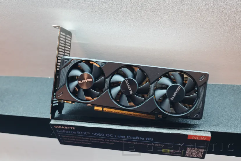 Les gigaoctets geeknétiques ont présenté le nouveau RTX 5060 de 8 Go avec un profil bas, 2 rainures épaisses et 3 ventilateurs 2