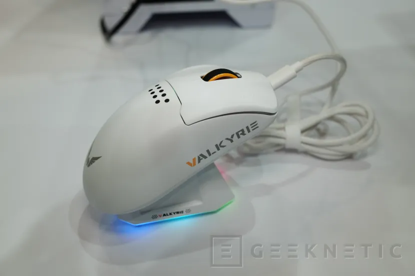 Geeknetic Valkyrie travaille dans de nouvelles boîtes panoramiques, souris et claviers 3