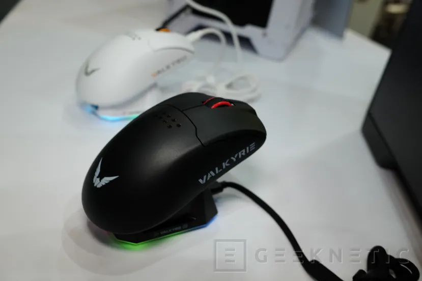 Geeknetic Valkyrie travaille dans de nouvelles boîtes panoramiques, souris et claviers 5