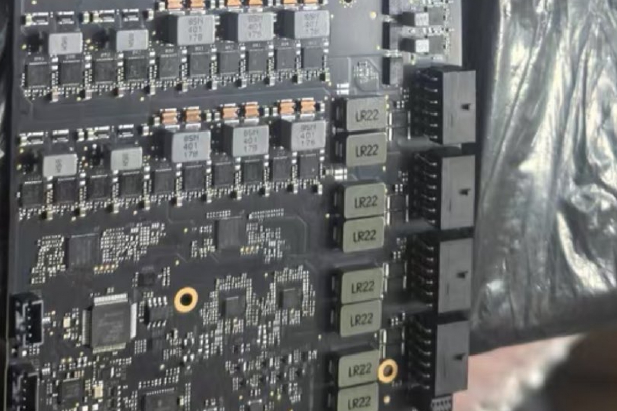 Un prototype du RTX 5090 apparaît avec quatre connecteurs de courant à 16 pin capables de fournir 2 400 W