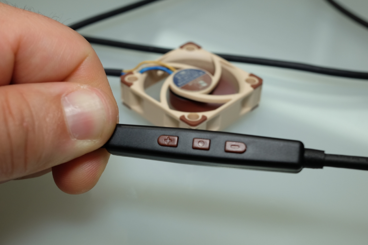 Ce contrôleur Noctua est intégré dans le câble lui-même et nous permet de nourrir les ventilateurs par USB