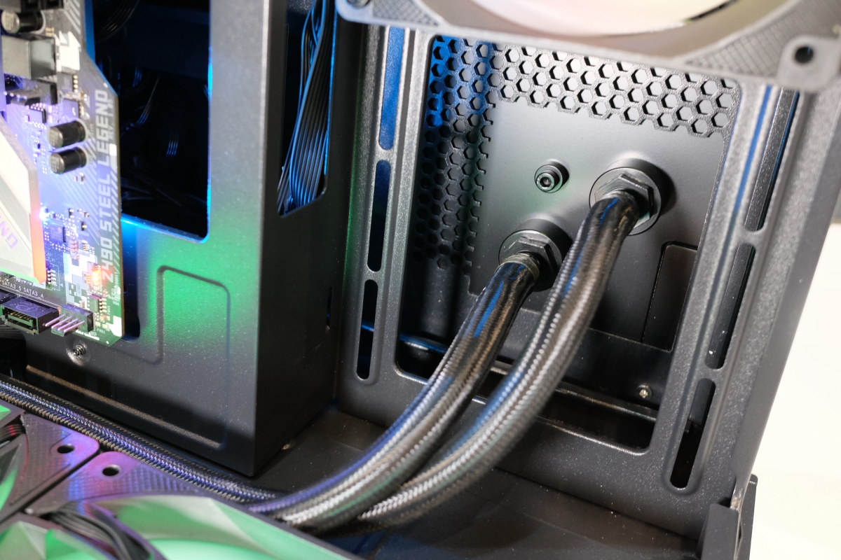 La nouvelle boîte à accède Cryorig intègre un RL AIO silencieux en utilisant le côté droit comme radiateur passif
