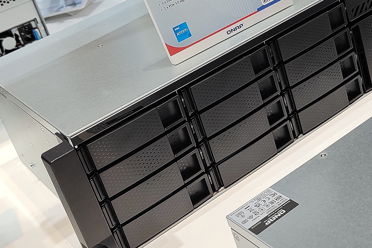 Le nouveau QNAP TS-H1655Xeu-RP a un arrière-plan et un stockage hybride court.