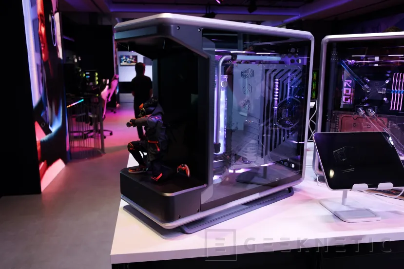 Geeknetic Cooler Master prend à l'extrême le format des boîtes panoramiques avec son MasterFrame 360º Panoramic 2