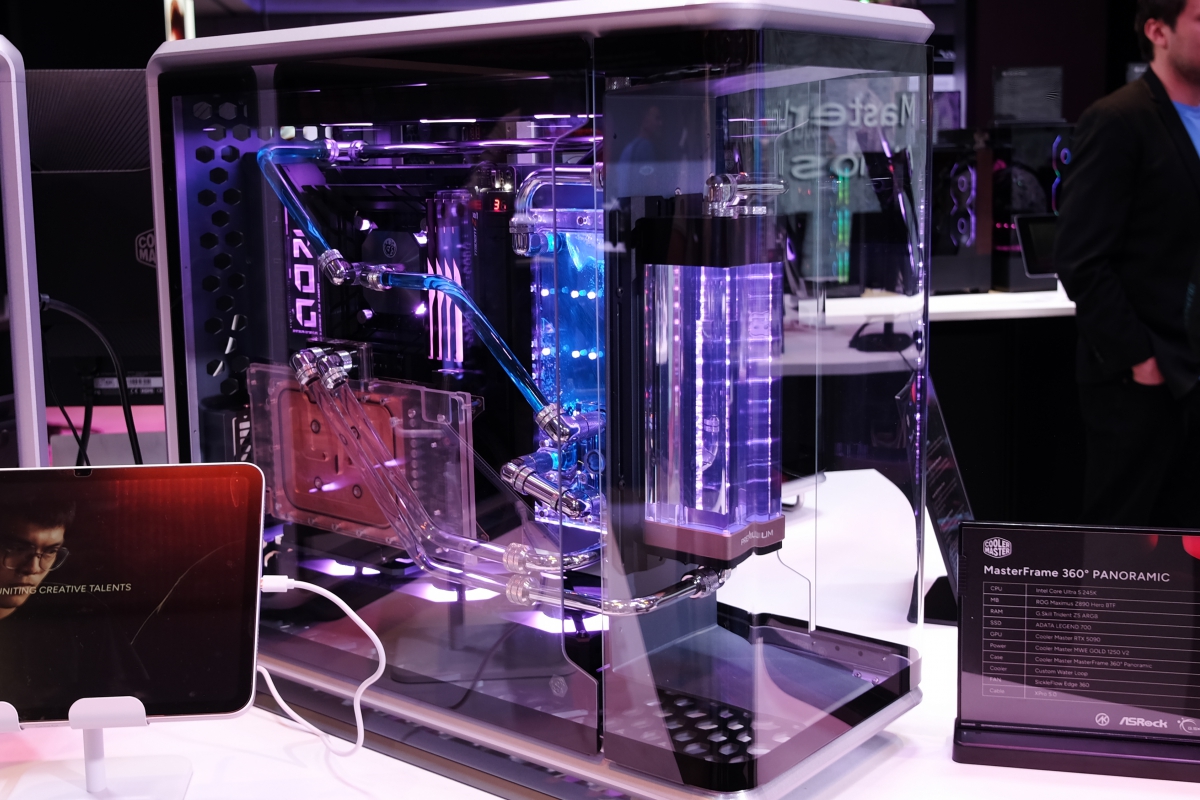 Cooler Master prend à l'extrême le format des boîtes panoramiques avec son masterframe à 360 ° panoramique