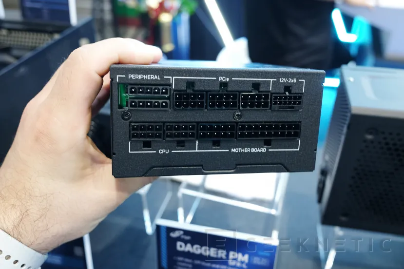 Geeknetic Dagger PM Sources alimentaires au format SFX dépasse 1 000 W avec 80 PLUS Platinum 3