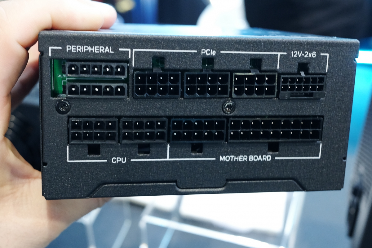 Dague PM petites sources au format SFX dépasse 1 000 W avec 80 Platinum plus