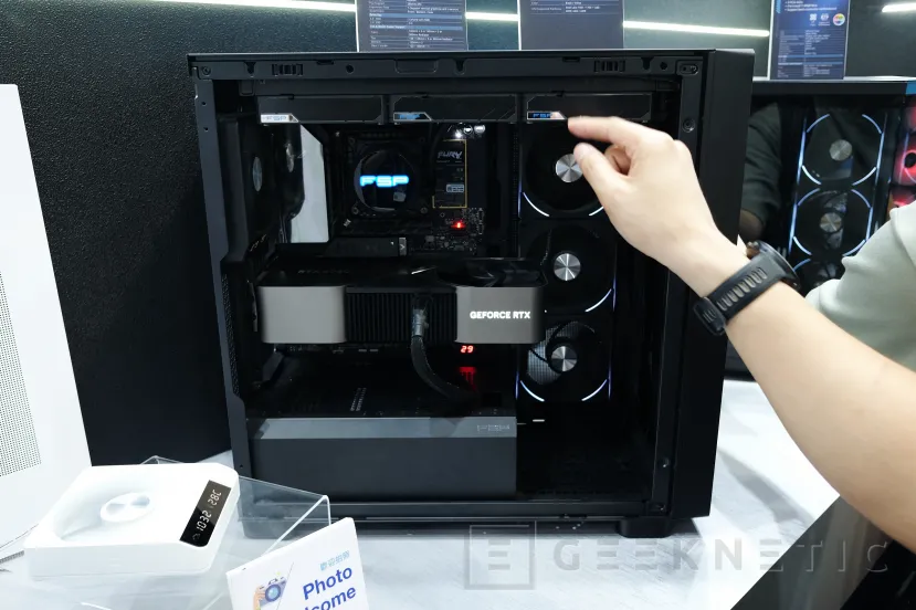 Le FSP Geeknetic nous montre ses nouveautés dans des boîtes: designs panoramiques et même un modèle de postes de travail avec 18 3,55 & quot bahías; 2