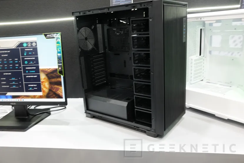 Le FSP Geeknetic nous montre ses nouveautés dans des boîtes: designs panoramiques et même un modèle de postes de travail avec 18 3,55 & quot bahías; 3