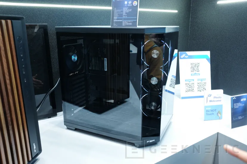 Le FSP Geeknetic nous montre ses nouveautés dans des boîtes: designs panoramiques et même un modèle de postes de travail avec 18 3,55 & quot bahías; 4