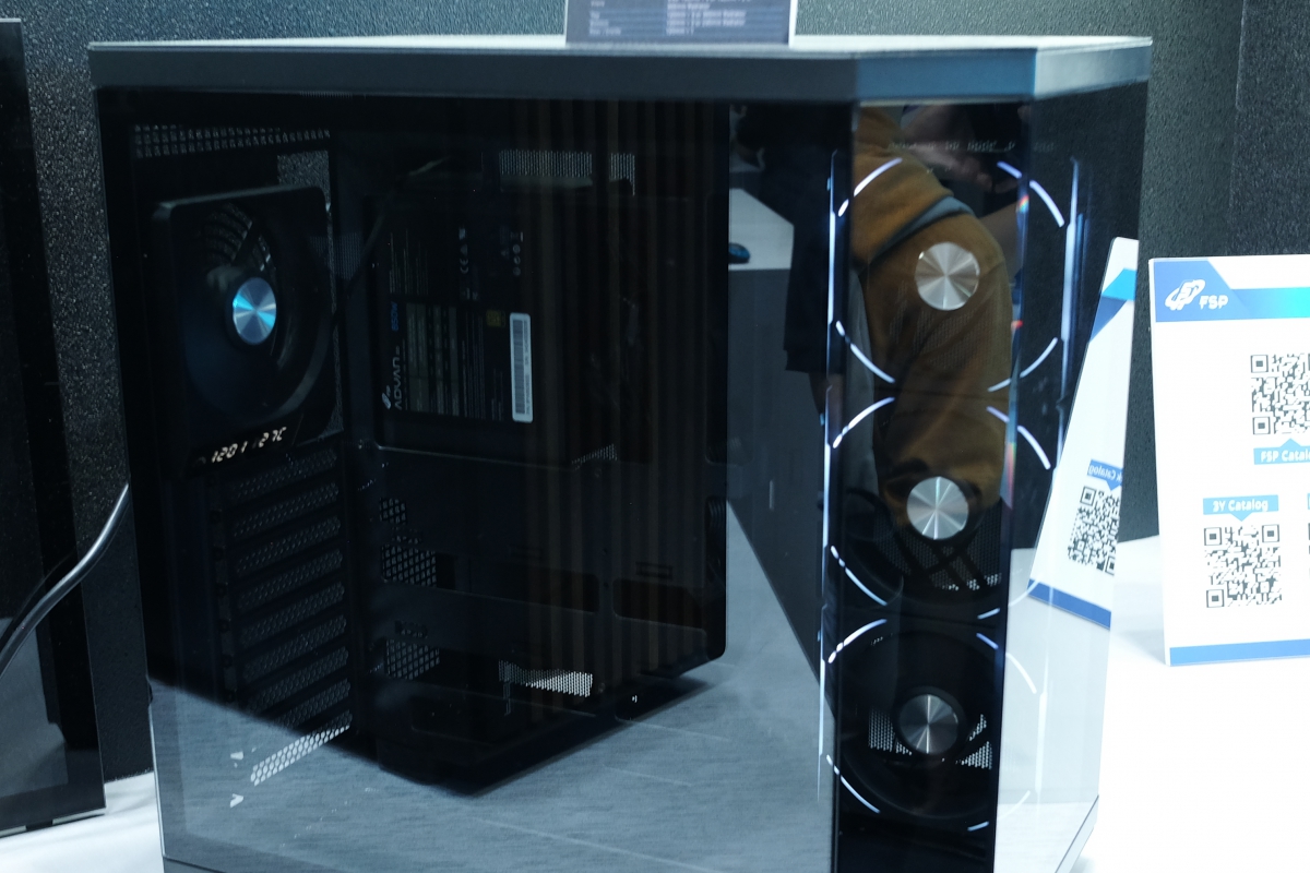 FSP nous montre ses nouveautés dans des boîtes: designs panoramiques et même un modèle de postes de travail avec 18 3,55 baies "