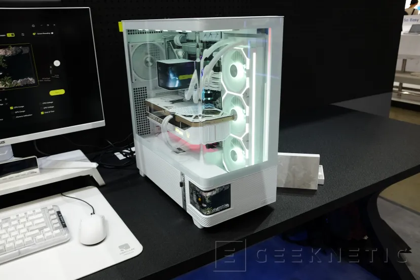 Geeknetic La Torre Tryx ActVision surprend avec son écran amoled incurvé et un panneau de verre trempé de 90 ° 2