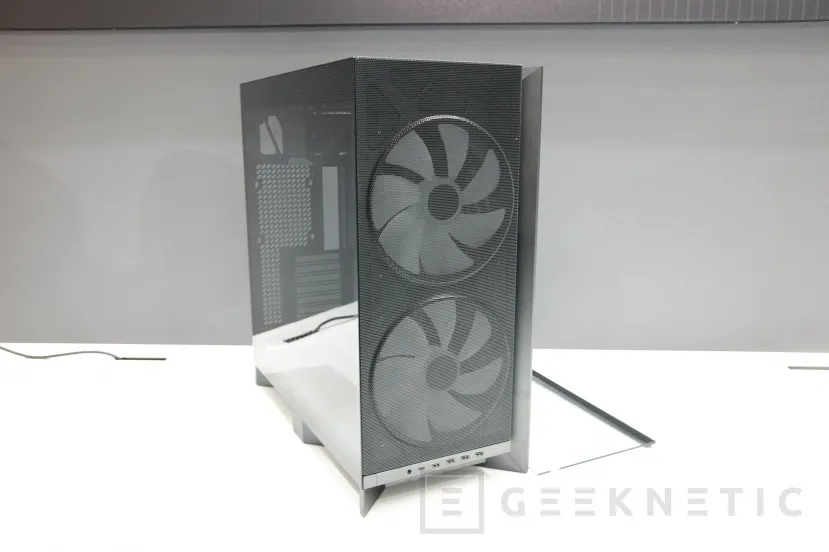 Geeknetic La Torre Tryx ActVision surprend avec son écran AMOLED curvé et un panneau en verre trempé plié à 90º 7