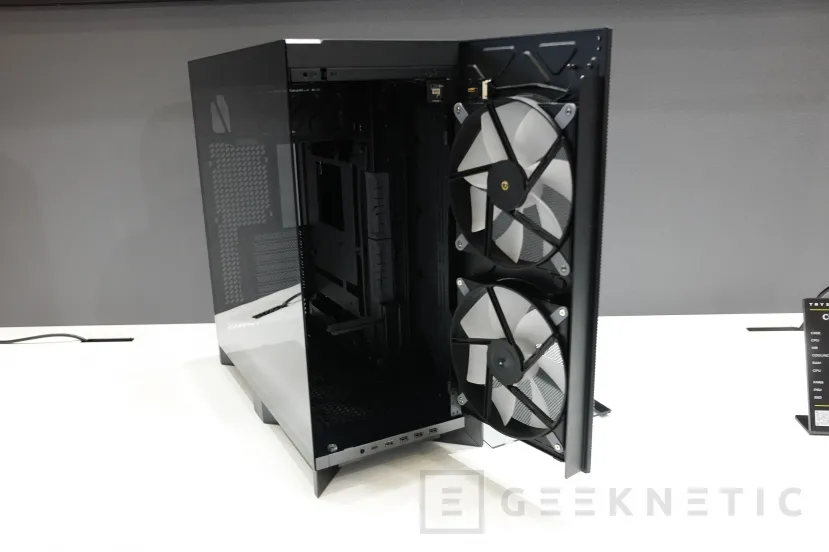 Geeknetic La Torre Tryx ActVision surprend avec son écran AMOLED curvé et un panneau en verre trempé plié à 90º 8