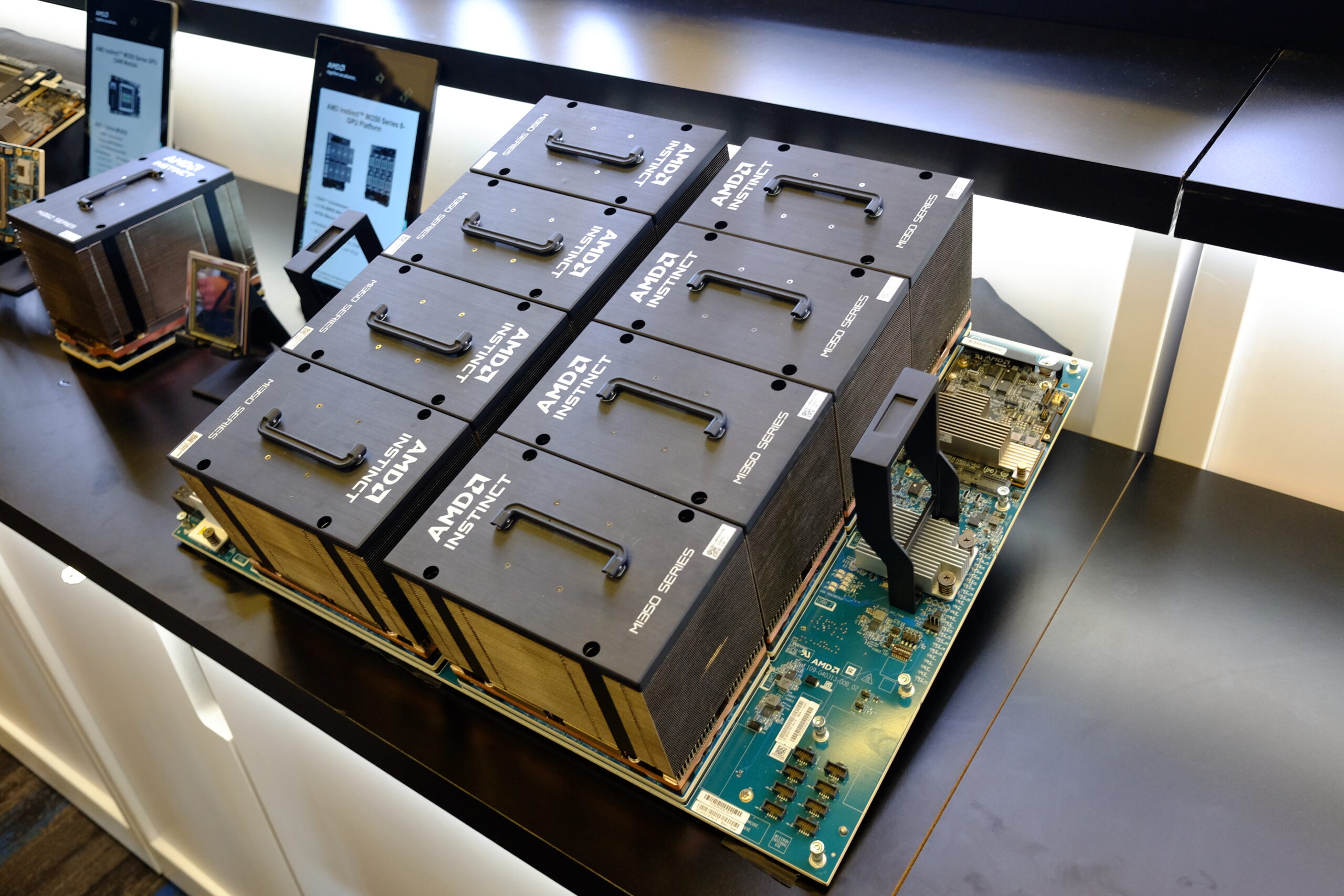 ASUS annonce un nouveau serveur 7U avec 8 accélérateurs de la série Instinct 350 de 8 AMD