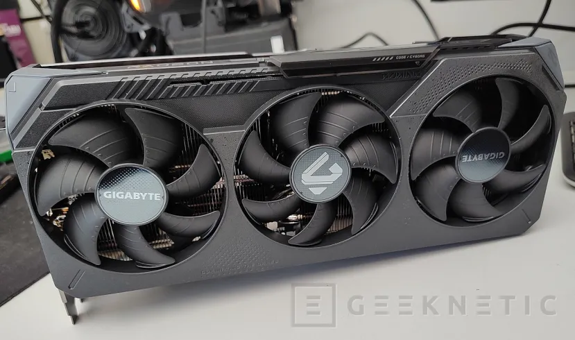 Geeknetic joue le scandale en combinant un RX 9070 XT et un moniteur OLED de Gigabyte 8