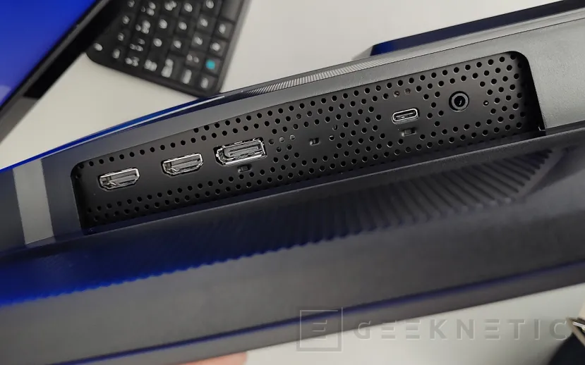 Geeknetic joue le scandale en combinant un moniteur RX 9070 XT et Gigabyte 7 OLED