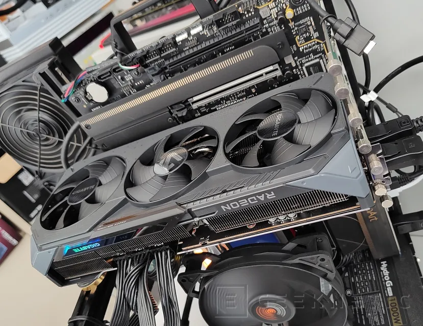 Geeknetic joue le scandale en combinant un moniteur RX 9070 XT et Gigabyte 3 OLED