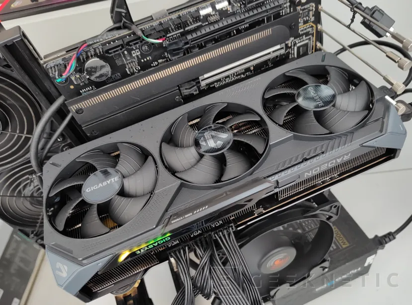 Geeknetic joue le scandale en combinant un moniteur RX 9070 XT Radeon et Gigabyte 2 OLED