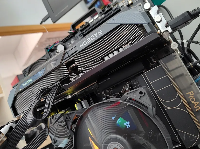 Geeknetic joue le scandale en combinant un moniteur RX 9070 XT et Gigabyte 4 OLED