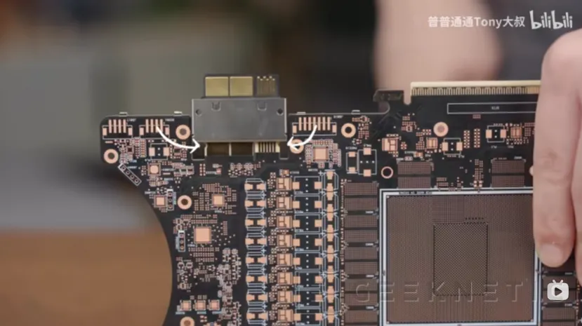 Geeknetic Le connecteur caché ASUS BTF 2.5 pour alimenter les cartes graphiques maintient une température de 41º même à 1 900 W 2