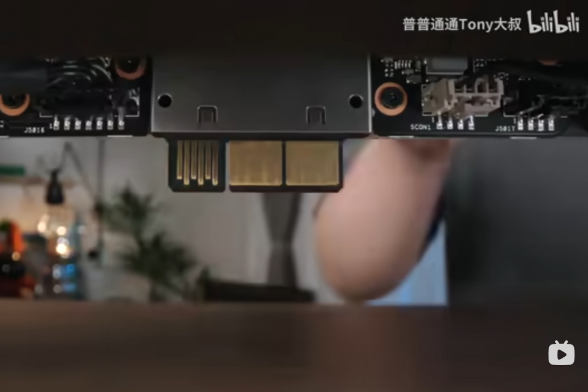 ASUS BTF 2.5 Connecteur caché pour alimenter les cartes graphiques maintient une température de 41 ° même à 1 900 W