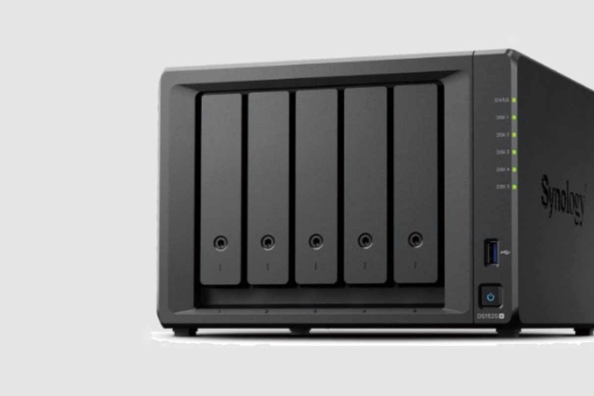 La synologie renforce son pari avec le DS1525 +, un NAS avec l'AMD Ryzen V1500B de CPU et prêt à grandir