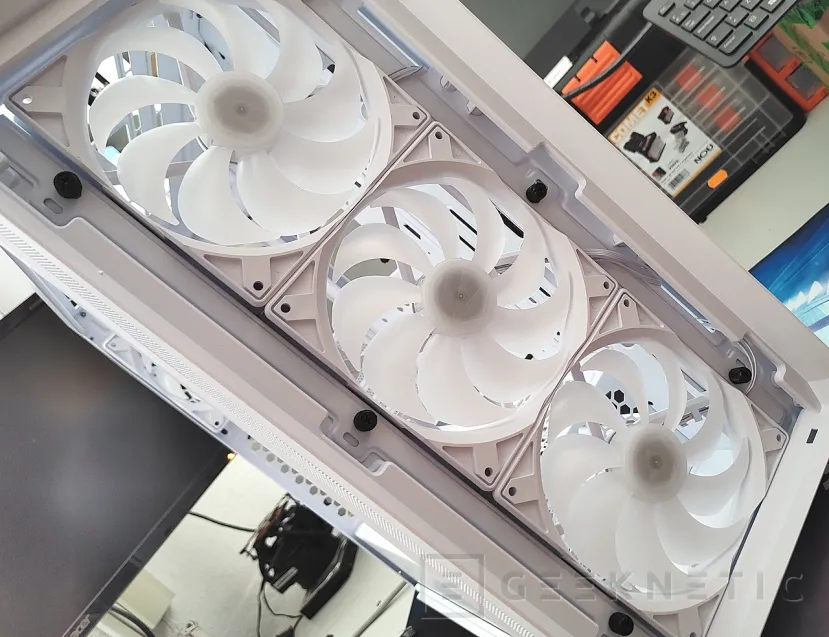 Geeknetic Endorfy vend déjà ses fans de Stratus White de 120 et 140 mm avec Argb 2