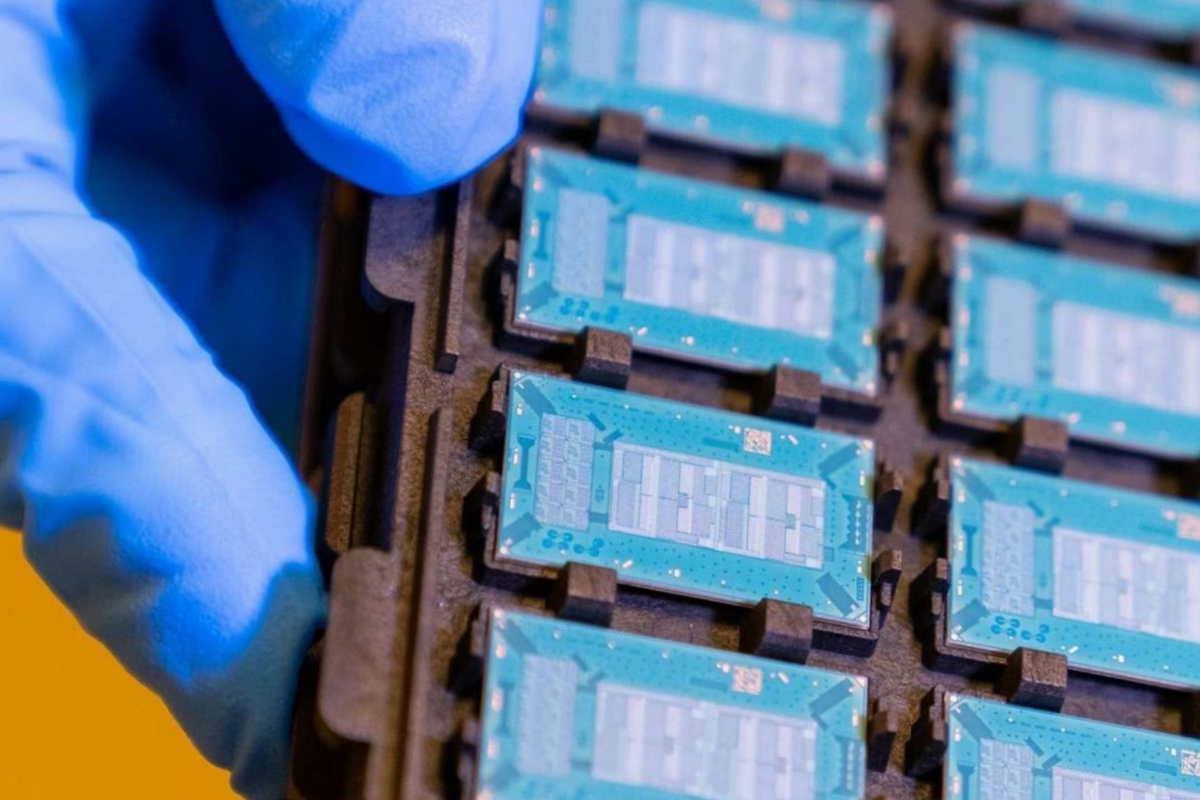 Intel abandonne le développement de substrats en verre la délétant aux entreprises externes et propose d'arrêter la fabrication de puces de troisième partie avec le processus 18A