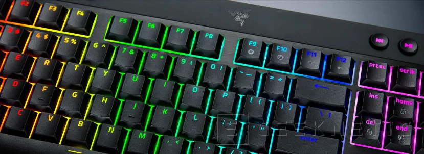 Geeknetic Razer présente le Blackwidow V4 à profil bas avec des interrupteurs mécaniques compacts, un hyperspeed sans fil et jusqu'à 980 heures de batterie 3