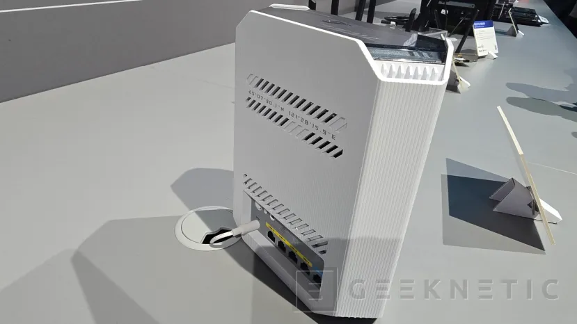 Geeknetic Asus Rog nous montre son nouveau routeur et commande Wi-Fi 7 Rog Strix GS-BE7200 pour PC et Xbox Rog Raga Raikiri II 4