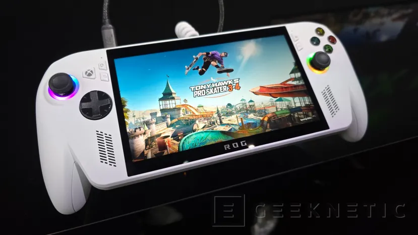 Geeknetic Nous avons essayé le ROG Xbox Ally X avec la nouvelle application, confortable Grip grâce à sa similitude avec la commande Xbox 2