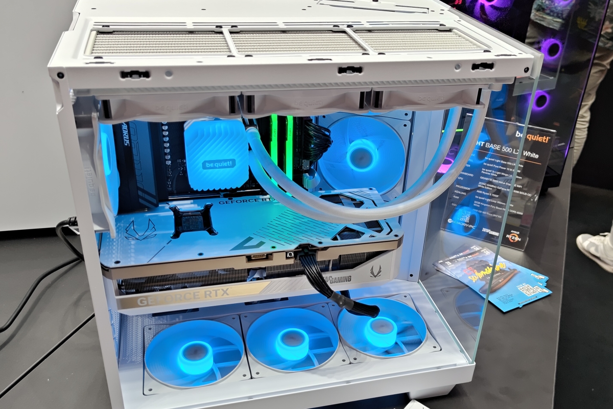 Soyez silencieux! Il présente sa nouvelle boîte de base 500 LX avec un grand espace intérieur et une capacité pour 10 ventilateurs