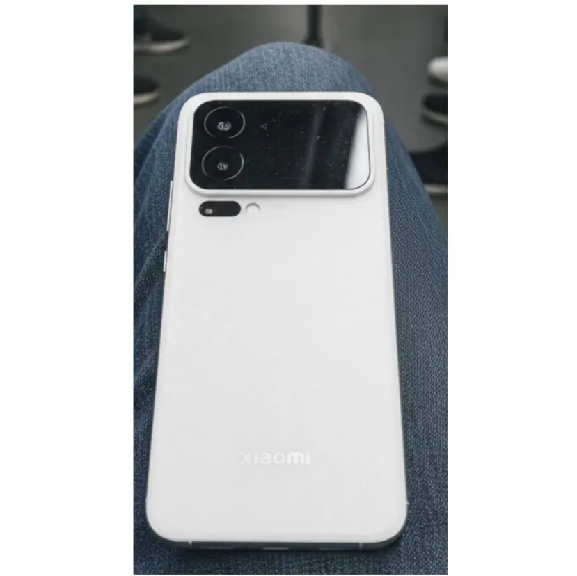 Geeknetic Le Xiaomi 16 Pro Max peut récupérer l'écran arrière à côté du module de la caméra 3