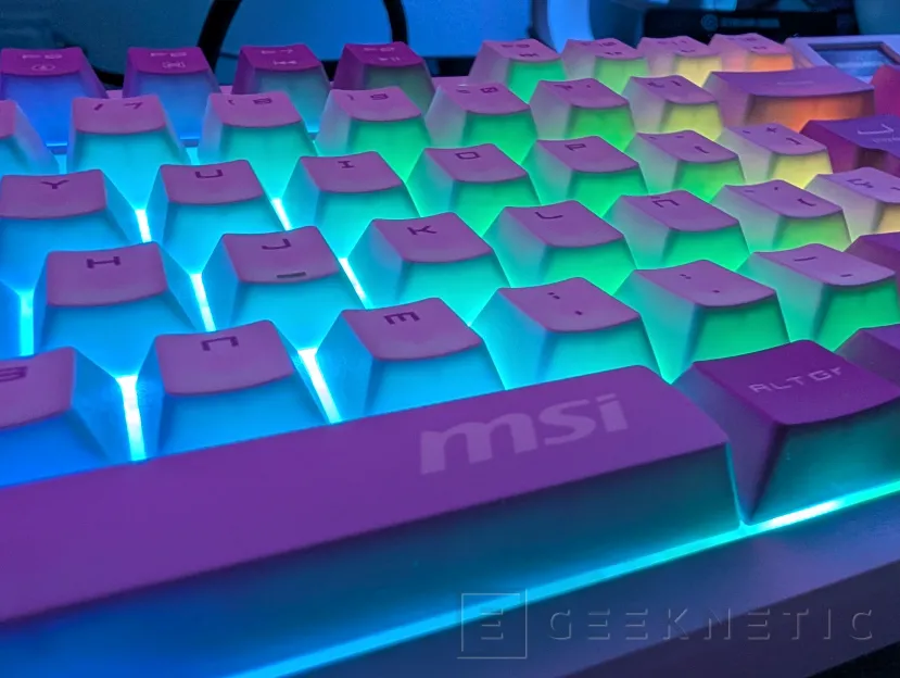 Geeknetic MSI Forge GK600 TKL Wireless Review 9