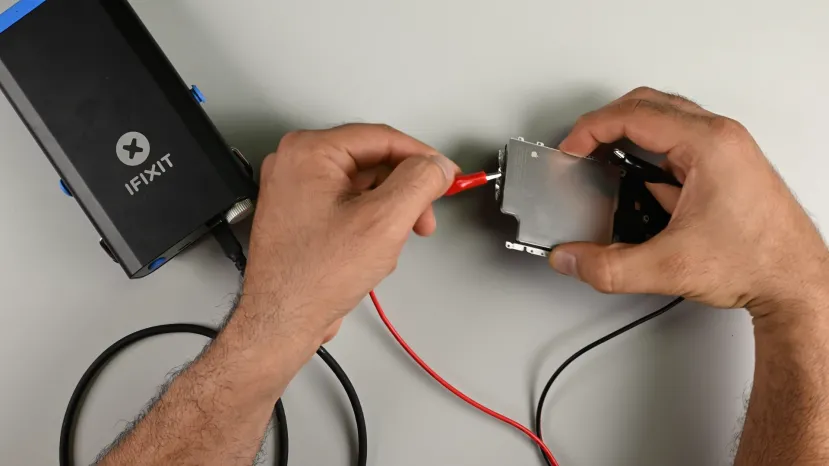 Geeknetic Apple a simplifié la réparation de la batterie pour l'iPhone 17 Pro, maintenant il est extrait par un plateau 3