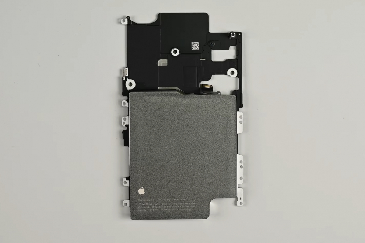 Apple a simplifié la réparation de la batterie pour l'iPhone 17 Pro, maintenant il est extrait par un plateau