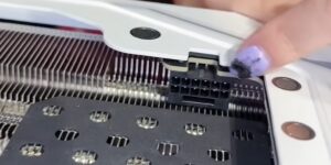 Une carte graphique MSI est vue avec le connecteur de courant caché basé sur le modèle White Ventus 3X