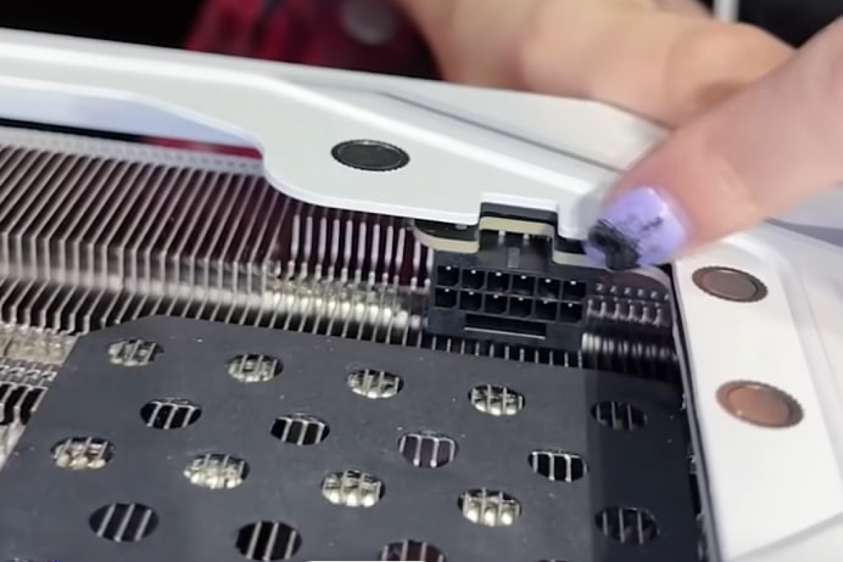 Une carte graphique MSI est vue avec le connecteur de courant caché basé sur le modèle White Ventus 3X
