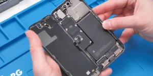 Un homme achète deux iPhones reconditionnés sur Temu et les démonte pour voir ce qu’ils contiennent