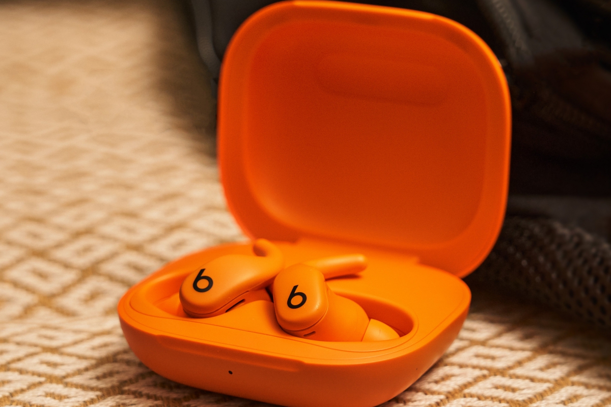 Beats Powerbeats Fit, le nouveau pari d'Apple dans l'audio sportif avec un design plus flexible, l'ANC et le Sound Space