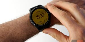 Cette smartwatch combine autonomie et Wear OS, pour moins de 100 euros sur Amazon