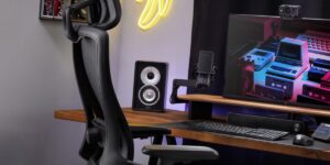 Elgato présente Embrace, une chaise ergonomique au design sobre et au dossier en résille conçue pour les créateurs qui passent des heures devant la caméra