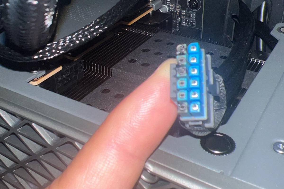 Une autre carte AMD Sapphire en vedette dans un cas de brûlure dans le connecteur 16 broches