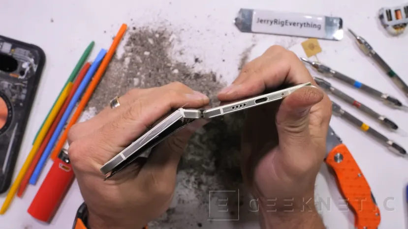 Geeknetic Le Google Pixel 10 Pro Fold s'enflamme lors du test d'endurance JerryRigEveryghing 3