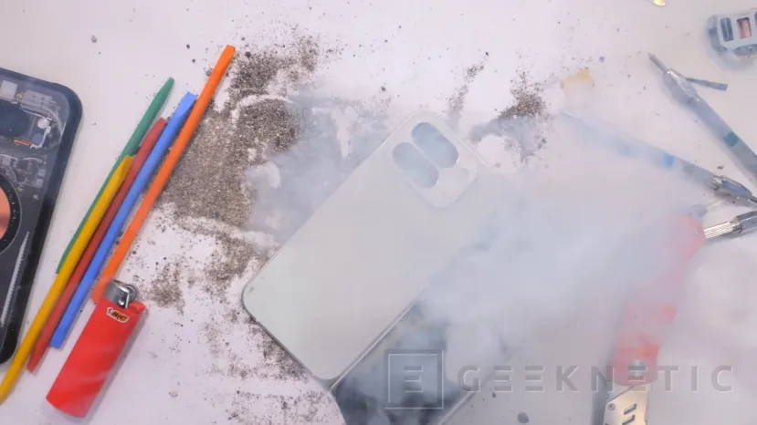 Geeknetic Le Google Pixel 10 Pro Fold s'enflamme lors du test d'endurance JerryRigEveryghing 2