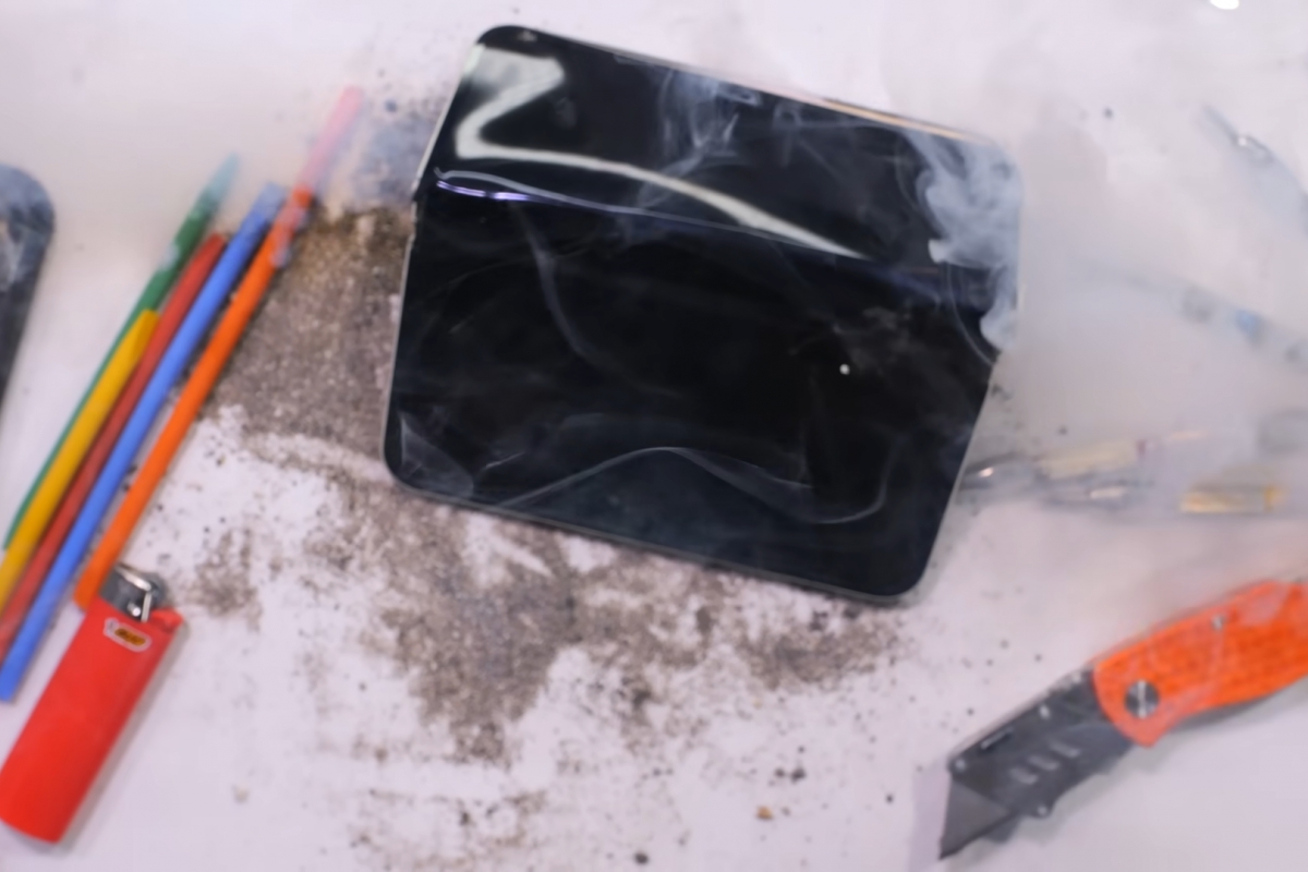 Le Google Pixel 10 Pro Fold s'enflamme lors du test d'endurance de JerryRigEveryghing